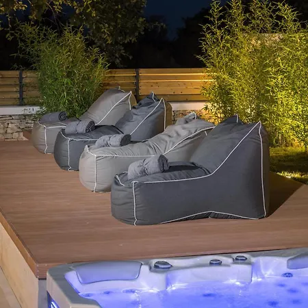 Amazing In With Jacuzzi Holiday home