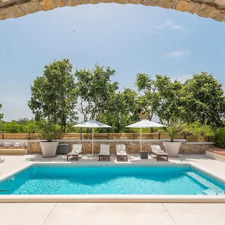 Amazing In With Jacuzzi Holiday home *