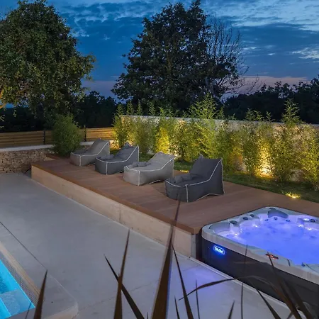 Amazing In With Jacuzzi Holiday home