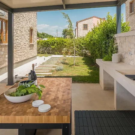 Amazing In With Jacuzzi Holiday home
