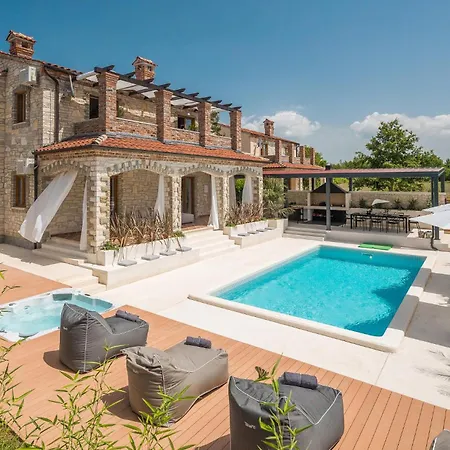 Amazing In With Jacuzzi Holiday home