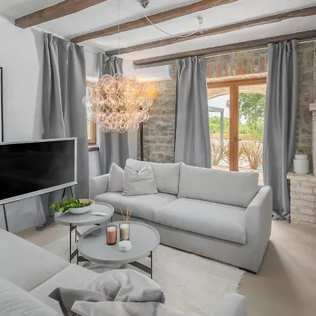 Amazing In With Jacuzzi Cabrunici