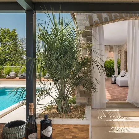 Amazing In With Jacuzzi