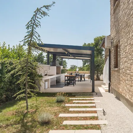 Amazing In With Jacuzzi Feriehus Cabrunici