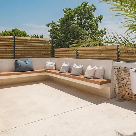 Feriehus Amazing In With Jacuzzi Cabrunici