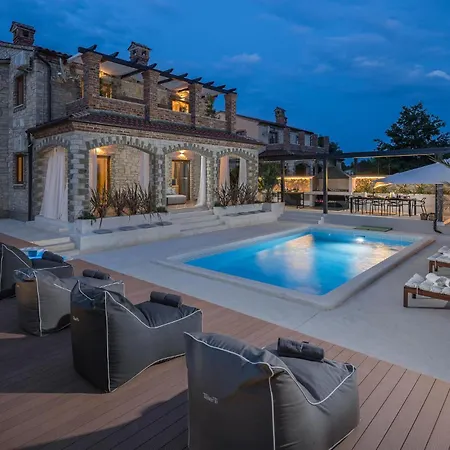 Amazing In With Jacuzzi Feriehus Cabrunici