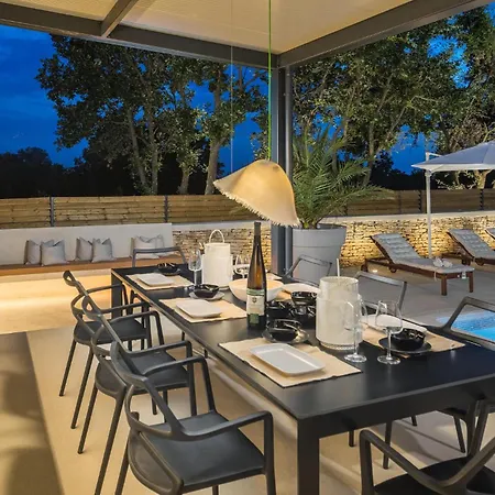 Amazing In With Jacuzzi *