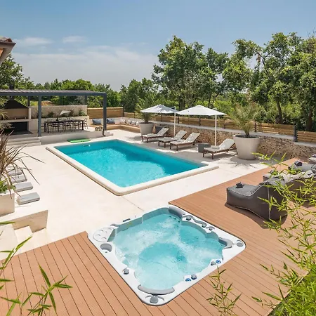 Amazing In With Jacuzzi Cabrunici